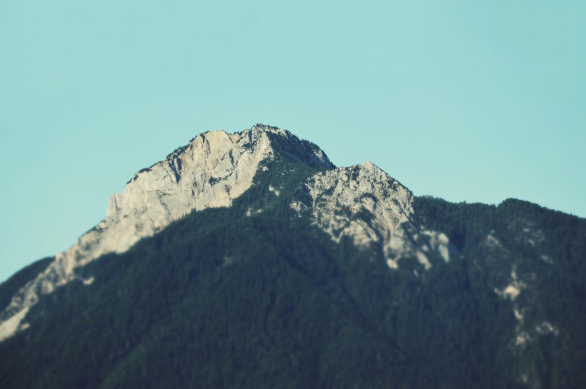 陡峭的山峰图片
