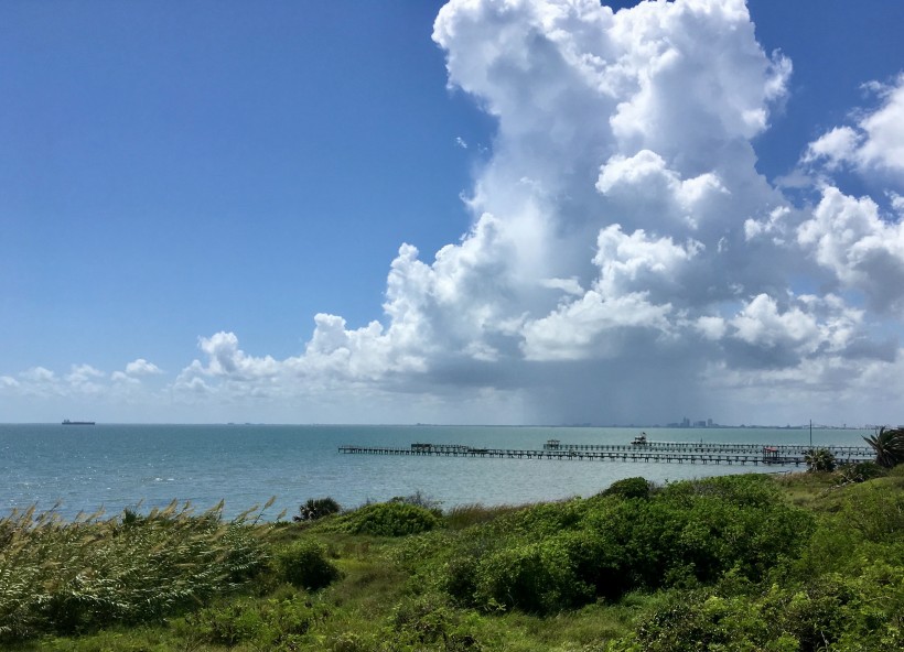 弥漫长空浮云下的世界图片