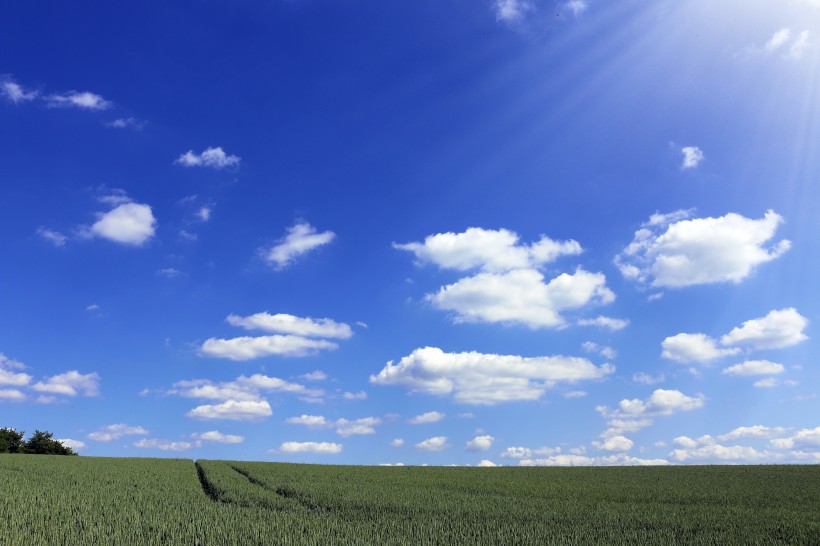 让人欣喜的蓝天白云风景图片