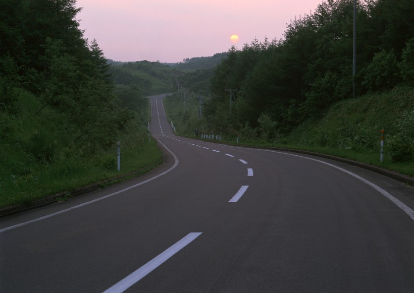 夕阳下的马路图片