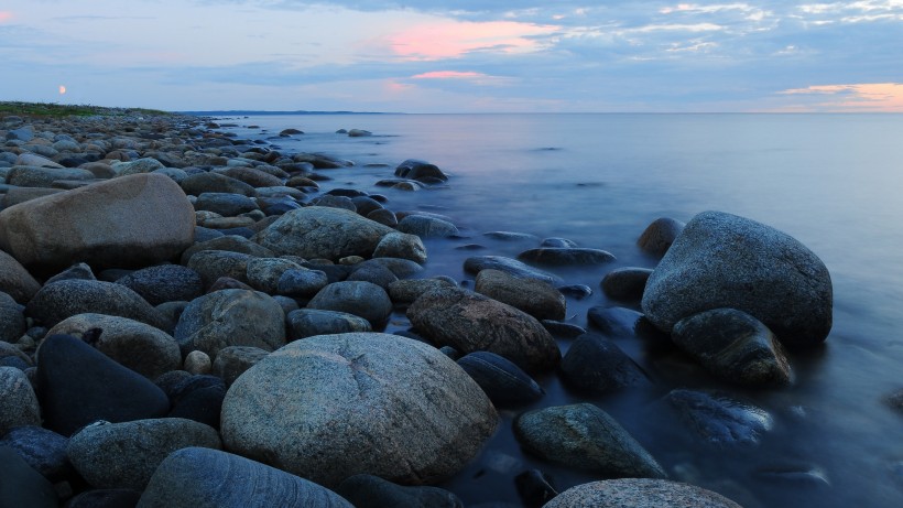 唯美的海边岩石风景图片
