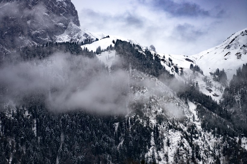 壮观的雪山美景图片