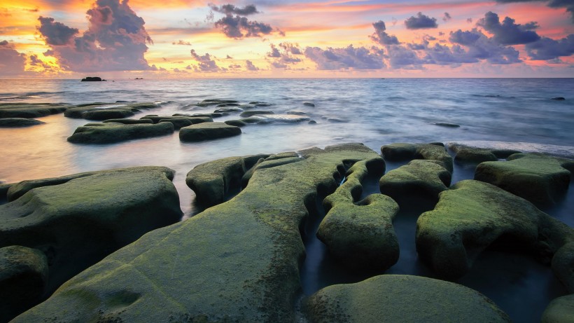 唯美的海边岩石风景图片