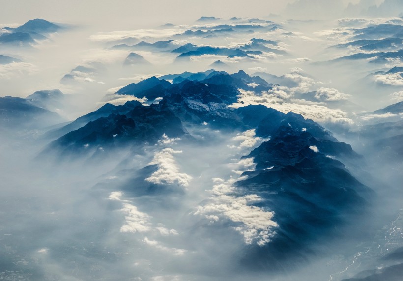 高耸入云的山脉图片