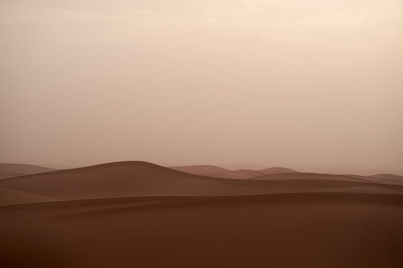 辽阔的撒哈拉沙漠荒芜风景图片