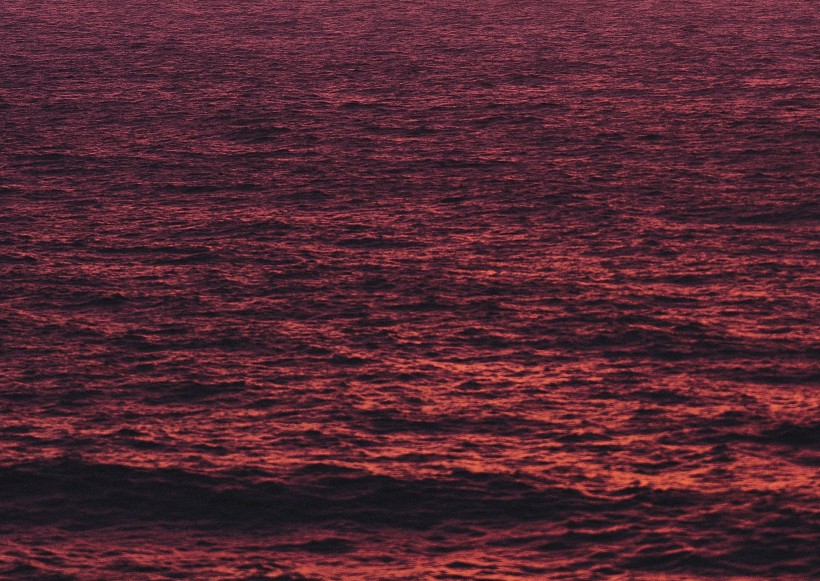 夕阳下的的海面图片