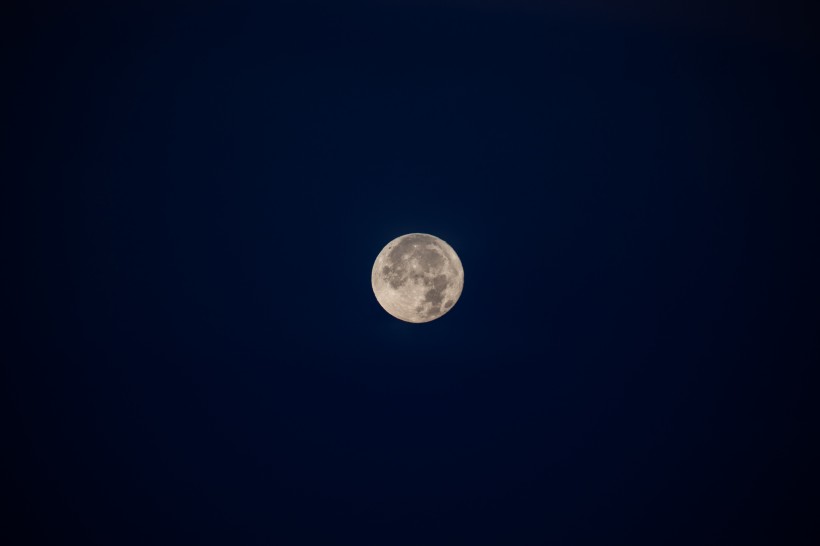 夜空中圆圆的月亮图片