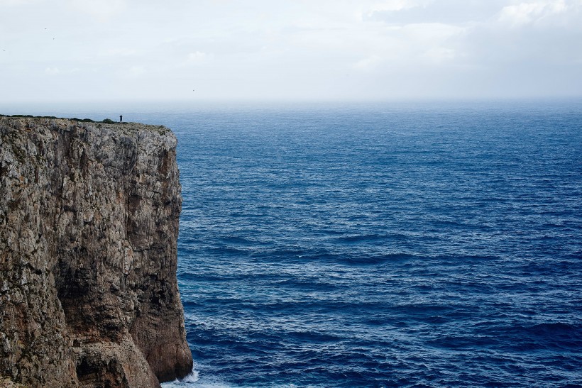 海边陡峭的悬崖图片