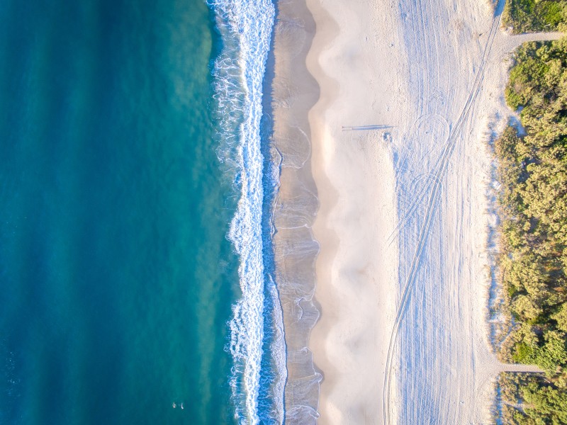 海浪拍打海滩俯视图图片