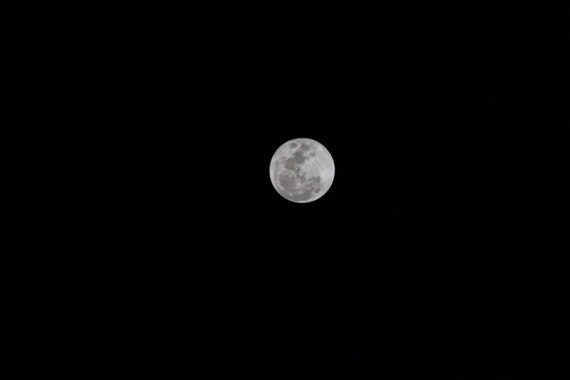 夜空中皎洁的月亮图片