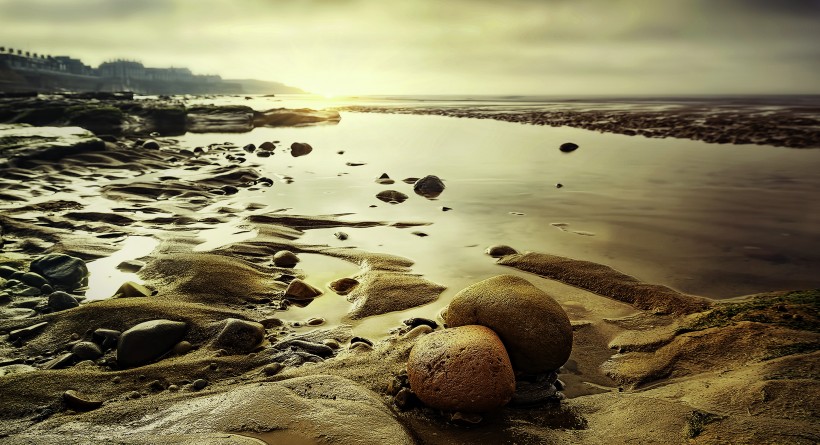 海滩上的鹅卵石图片