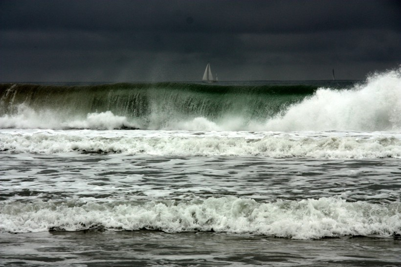 波涛汹涌的大海海浪风景图片