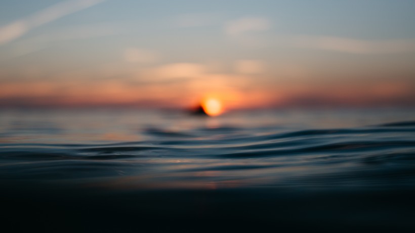 海面上的日出风景图片