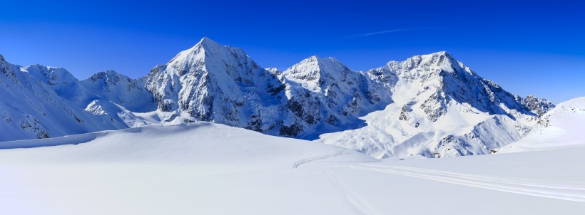 雪山顶部景色图片