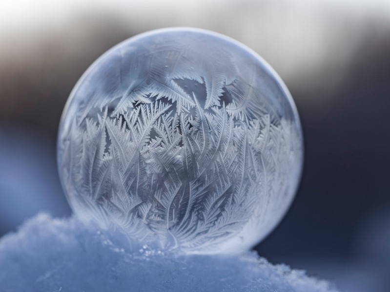 冰凝结成的圆球图片