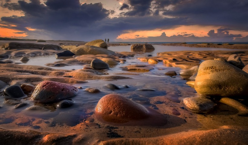 风景壮丽满是石头的海滩图片