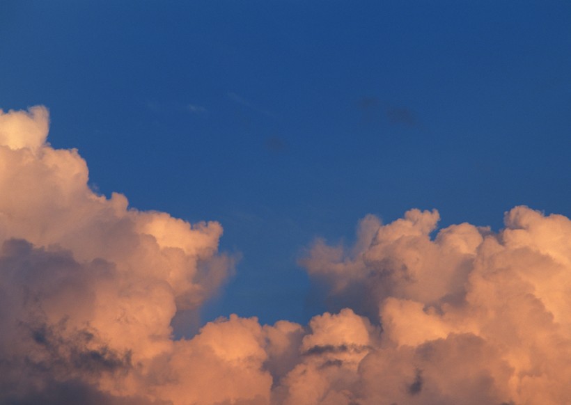 夕阳下的云彩图片