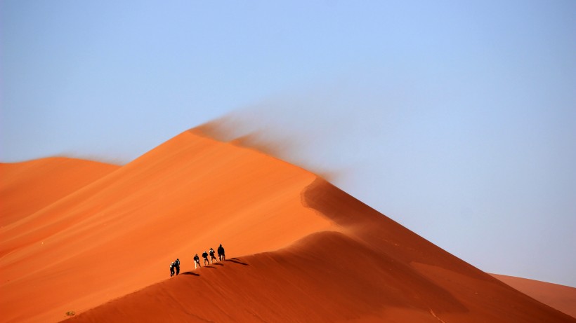 宽广无垠的沙漠风景图片