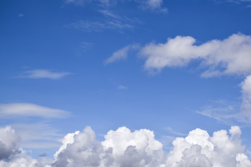 让人心情大好的蓝天白云自然风景图片