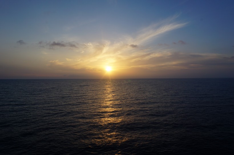 海面上唯美的日出日落风景图片