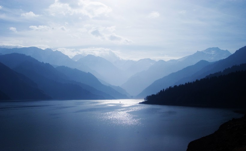 山水湖泊景色图片