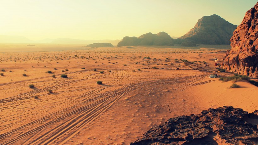 宽广无垠的沙漠风景图片