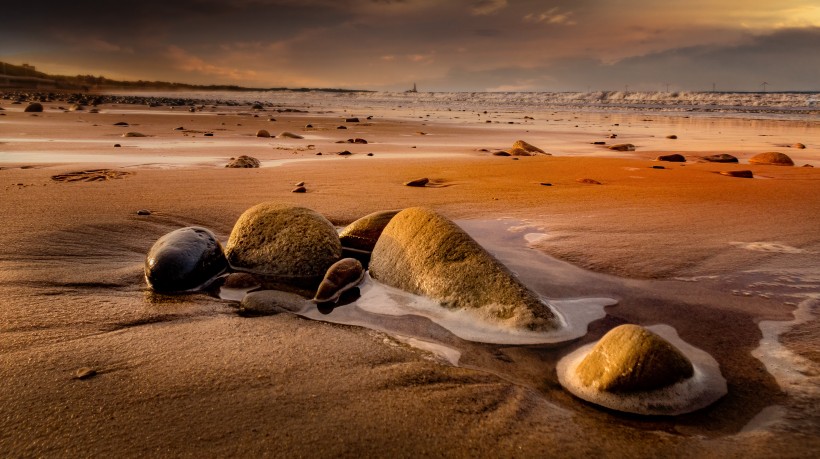 风景壮丽满是石头的海滩图片