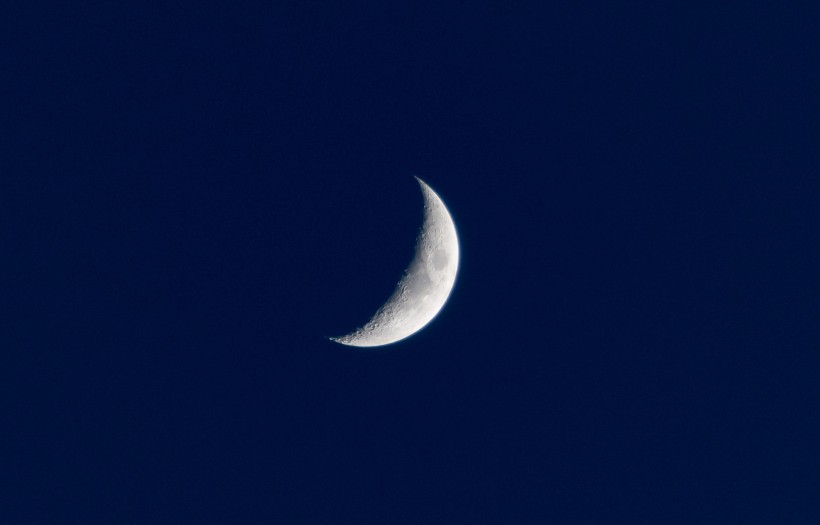 夜晚弯弯的月亮图片