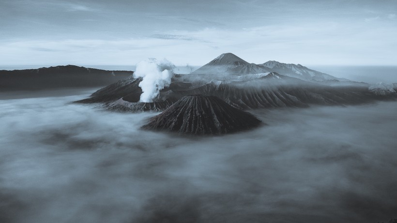 壮观的火山爆发风景图片
