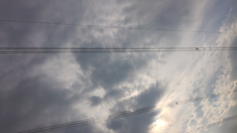 天空中透光的云彩图片