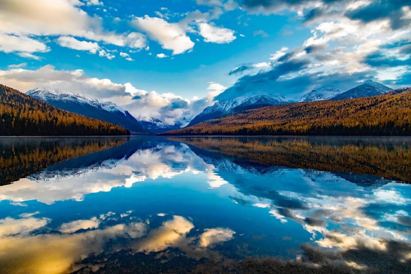 湖泊中的自然风景倒影图片
