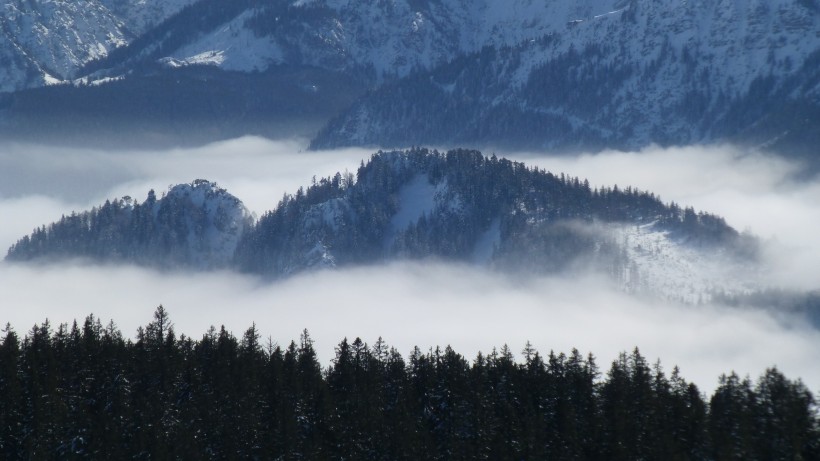 云雾缭绕的山峰图片