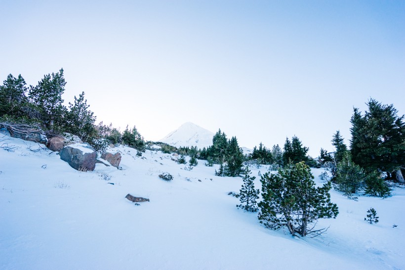 山上的雪景图片