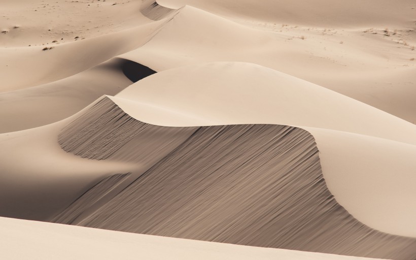 广阔无垠的沙漠的图片