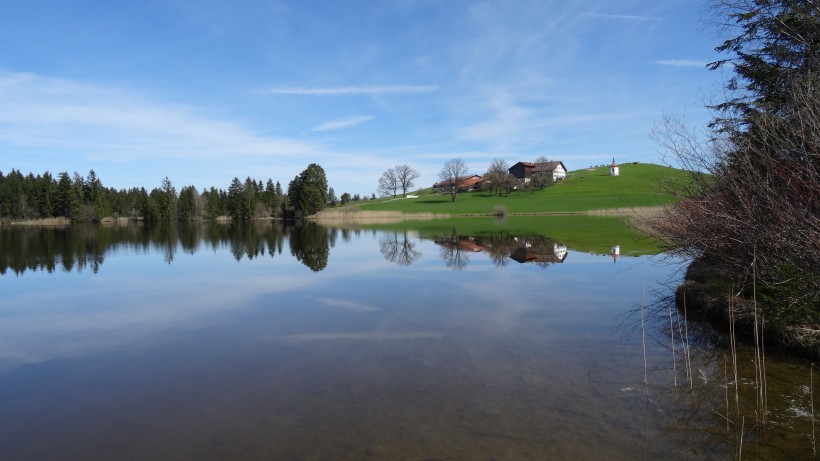 平静的湖面风景图片
