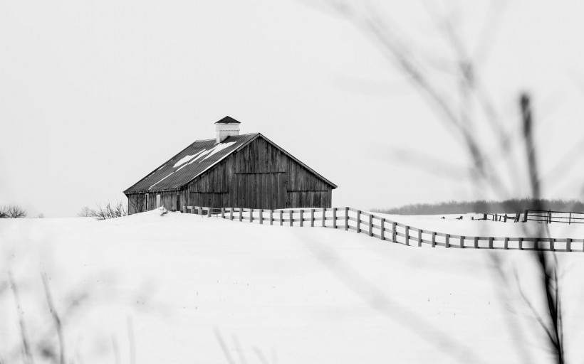 雪中小木屋图片