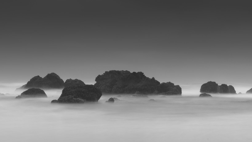 雾气朦胧的海面图片
