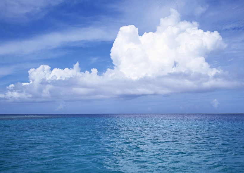 南太平洋的蓝天白云图片