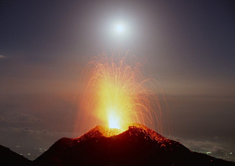 火山岩浆图片