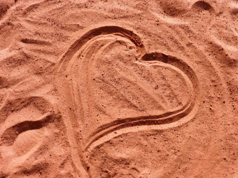 沙滩上的心形图案图片