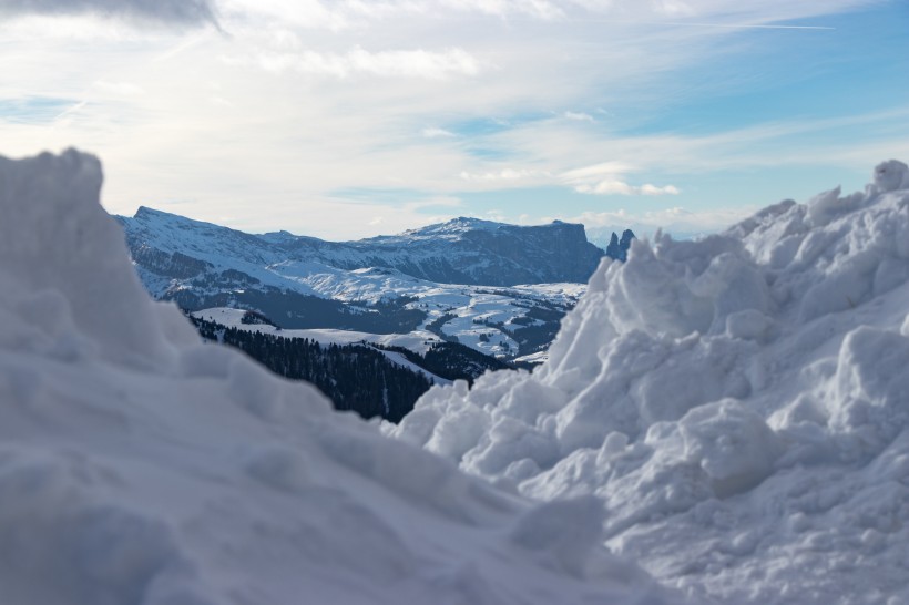 白雪覆盖的山峦图片