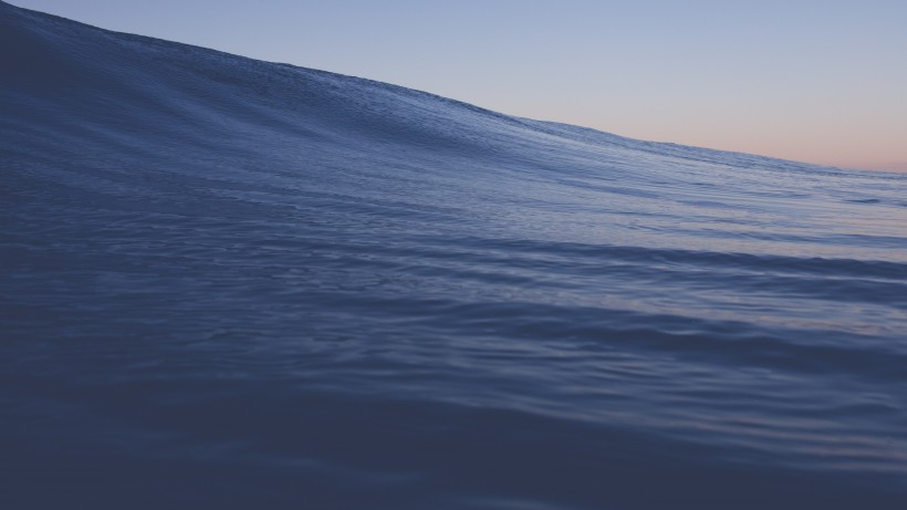 微波荡漾的海面图片