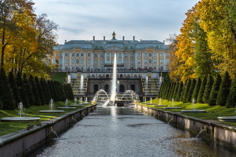 俄罗斯圣彼得堡夏宫下花园园林秋季风景图片