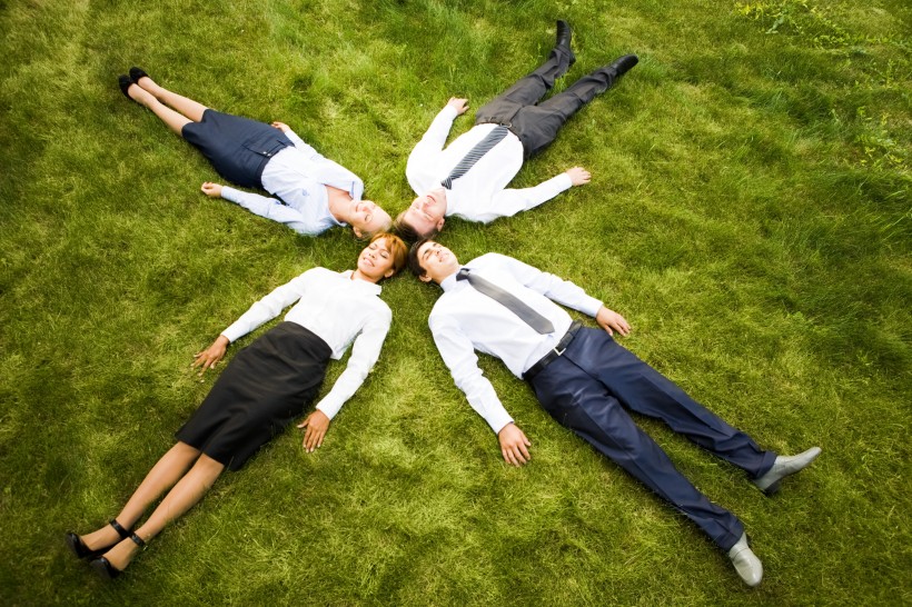躺在草地上的青年人图片