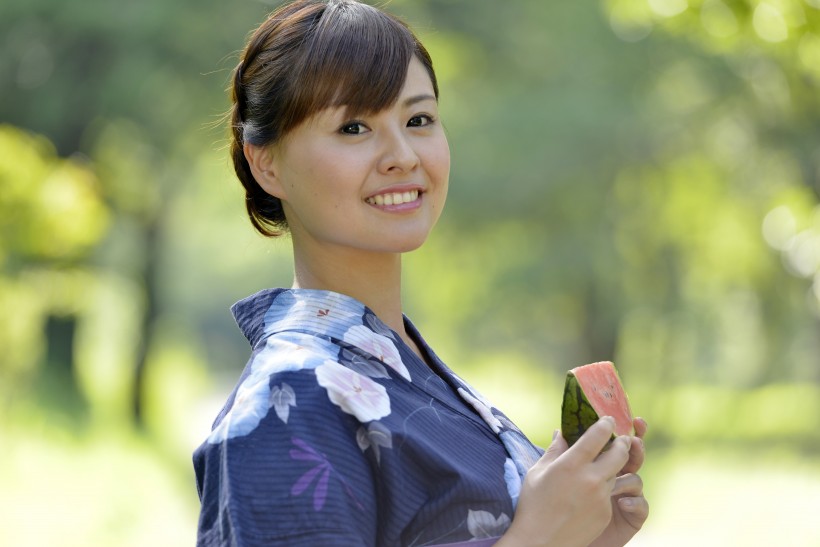 穿着和服的日本美女吃西瓜图片