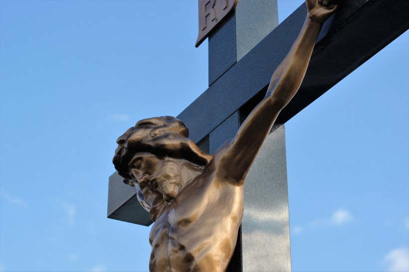 十字架上的耶稣图片