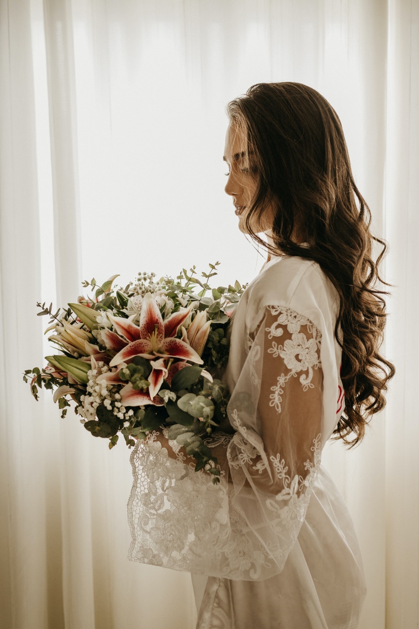 穿洁白婚纱的新娘背影图片