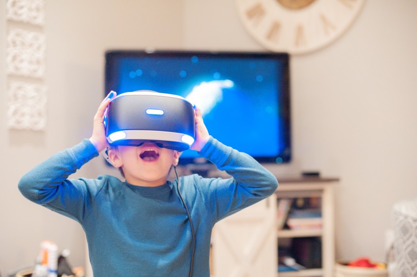 头戴VR眼镜的儿童图片