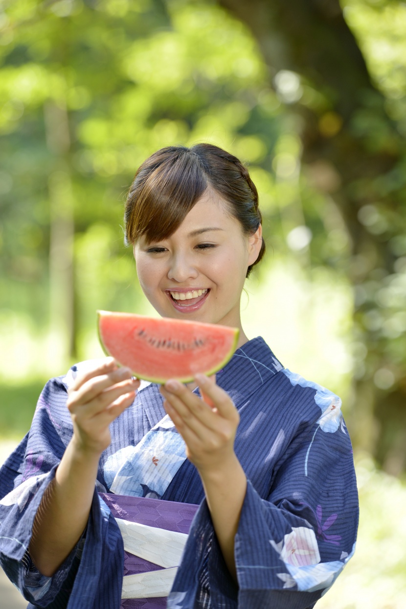 穿着和服的日本美女吃西瓜图片