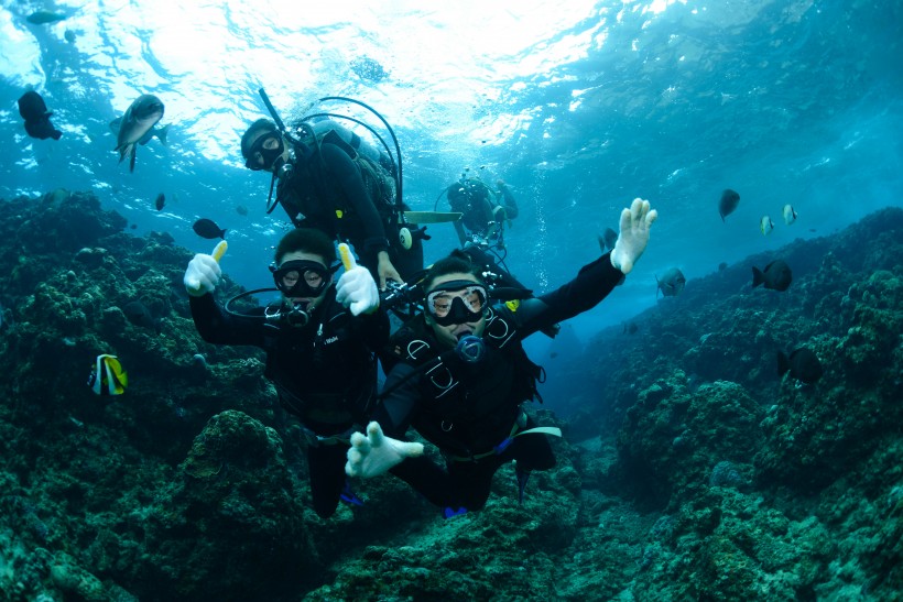 海底潜水人物图片